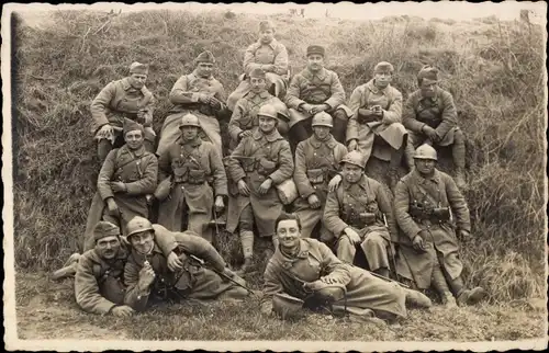 Foto Ak Gruppenbild deutscher Soldaten in Uniform