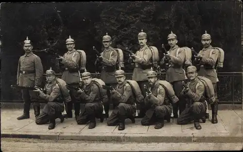 Foto Ak Deutsche Soldaten in Uniformen, I. WK