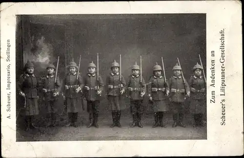 Ak Zum Andenken an Scheuer's Liliputaner Gesellschaft, Uniformen