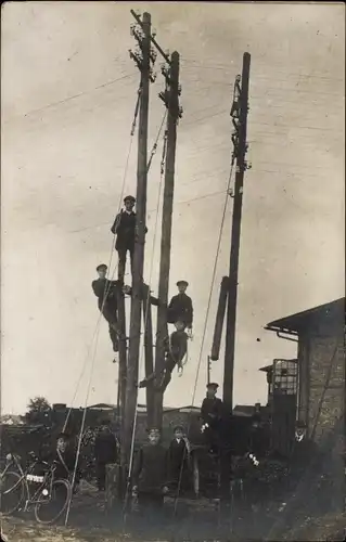 Foto Ak Deutsche Soldaten, Soldatenleben, Hochspannungsmast, Fahrrad, I. WK