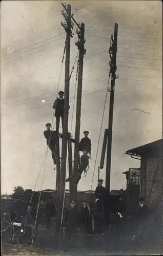 Foto Ak Deutsche Soldaten, Soldatenleben, Hochspannungsmast, Fahrrad, I. WK