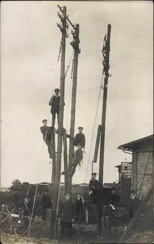 Foto Ak Deutsche Soldaten, Soldatenleben, Hochspannungsmast, Fahrrad, I. WK