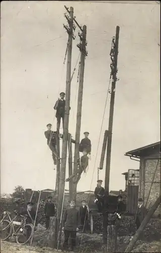 Foto Ak Deutsche Soldaten, Soldatenleben, Hochspannungsmast, Fahrrad, I. WK