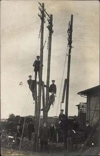 Foto Ak Deutsche Soldaten, Soldatenleben, Hochspannungsmast, Fahrrad, I. WK