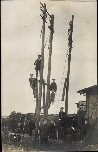 Foto Ak Deutsche Soldaten, Soldatenleben, Hochspannungsmast, Fahrrad, I. WK