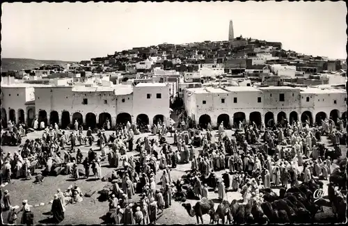 Ak Ghardaia Algerien, vue generale du marche et de la Villa haute