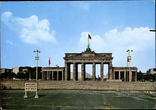 Ak Berlin Mitte, Brandenburger Tor von West Berlin gesehen, Mauer