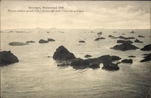 Ak Volendam Nordholland, Watersnood 1916, Groote stukkes grond, welke uit den dijk over t'land sign