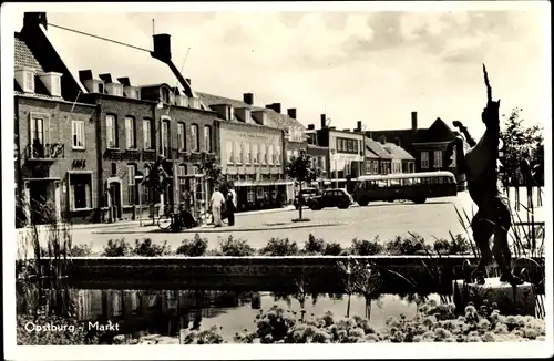 Ak Oostburg Zeeland, Markt, Brunnen mit Statue, Bus, Fahrzeuge