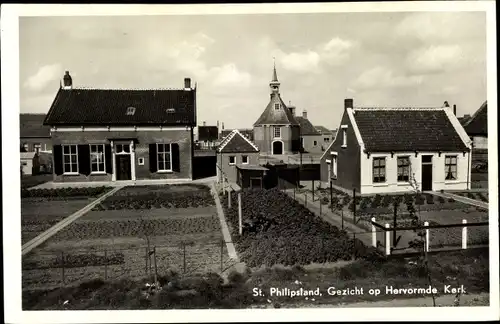 Ak Sint Philipsland Zeeland, Gezicht op Hervormde Kerk, Häuser mit Gärten