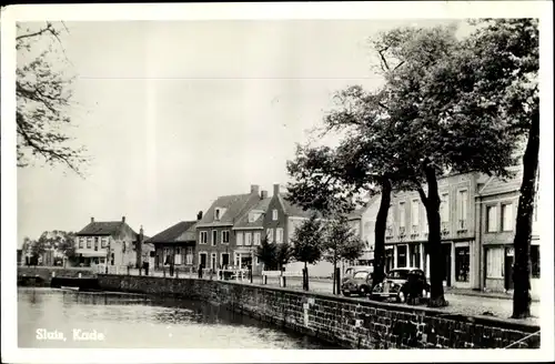 Ak Sluis Zeeland Niederlande, Kade, Gewässer mit Ufermauer, Fahrzeuge