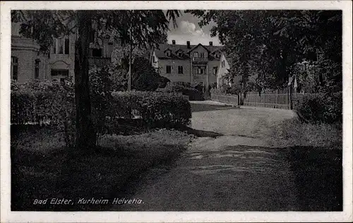 Ak Bad Elster im Vogtland, Kurheim Helvetia, Außenansicht, Weg, Zaun, Hecke, Bäume