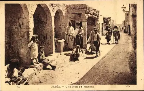 Ak Gabès Tunesien, Une Rue de Menzel, Häusergasse, Tunesier
