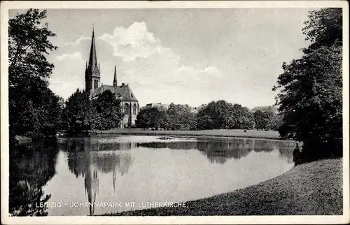 Ak Leipzig in Sachsen, Johannapark mit Lutherkirche, Außenansicht, Teich