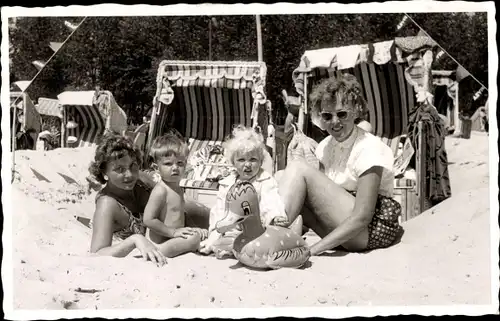 Foto Ak Ostseebad Grömitz in Holstein, Frau und Kinder am Strand, Juli 1956, Strandkorb