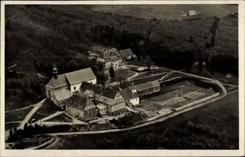 Ak Bischofsheim an der Rhön in Unterfranken, Fliegeraufnahme vom Kreuzberg, Kloster