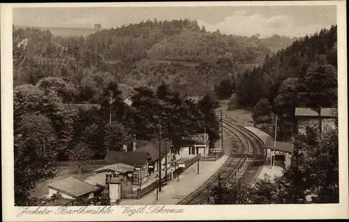 Ak Barthmühle Jocketa Pöhl Vogtland, Blick auf den Bahnhof, Wald