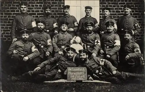 Foto Ak Deutsche Soldaten in Uniformen, Sanitäter, Rotes Kreuz, I. WK