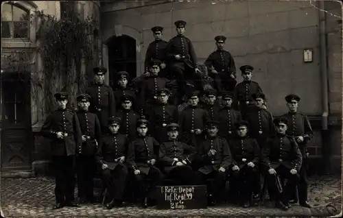 Foto Ak Deutsche Soldaten in Uniformen, 1. Rekruten-Depot, Inf. Regt 99, 2. Korp