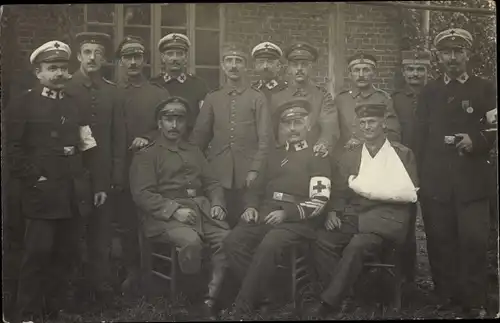 Foto Ak Deutsche Soldaten in Uniformen, Rotes Kreuz, Verwundeter Soldat, I. WK