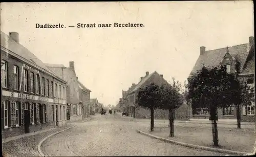 Ak Dadizele Moorslede Westflandern, Straat naar Becelaere, Straßenpartie, St. Sebastian Afspanning