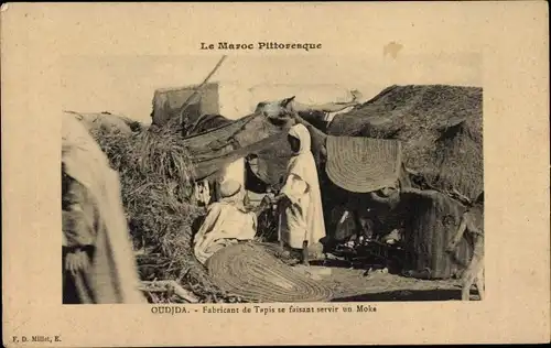 Ak Oudjda Oujda Marokko, La Maroc Pittoresque, Fabricant de Tapis se faisant servir un Moka
