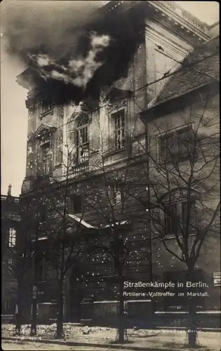 Ak Berlin Mitte, Straßenkämpfe, Artillerie Volltreffer im Marstall, Novemberrevolution
