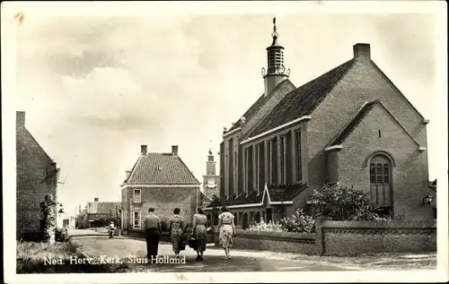 Ak Sluis Zeeland Niederlande, Ned, Herv. Kerk, Straßenansicht, Spaziergänger