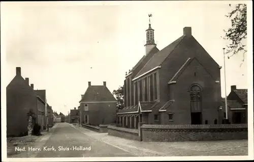 Ak Sluis Zeeland Niederlande, Ned. Herv. Kerk, Straßenansicht