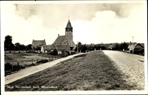 Ak Nieuwdorp Zeeland, Ned. Hervormde Kerk, Ansicht Kirche über Deich