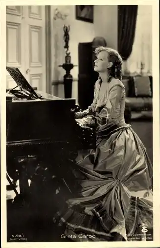 Ak Schauspielerin Greta Garbo, Am Klavier