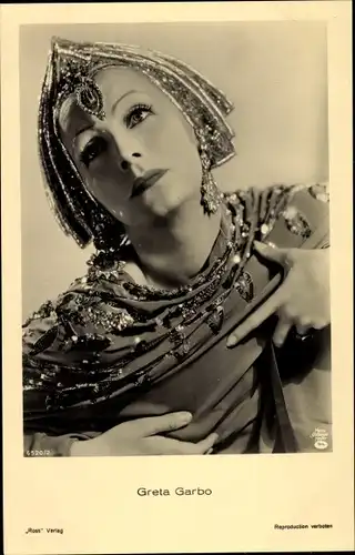 Ak Schauspielerin Greta Garbo, Portrait, Kopfschmuck, Ross