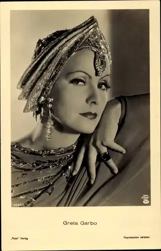 Ak Schauspielerin Greta Garbo, Portrait, Turban, Schmuck