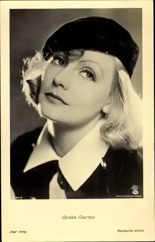 Ak Schauspielerin Greta Garbo, Portrait, Mütze