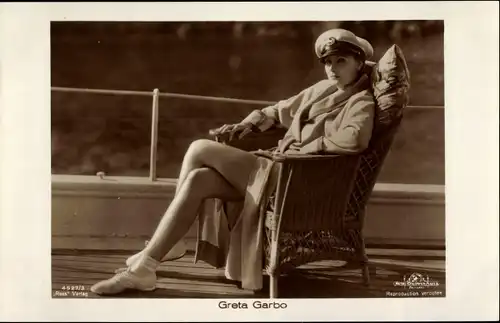 Ak Schauspielerin Greta Garbo, Portrait, Kapitänsmütze