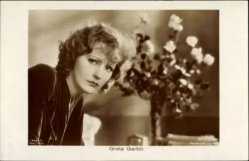 Ak Schauspielerin Greta Garbo, Portrait, Blumenstrauß