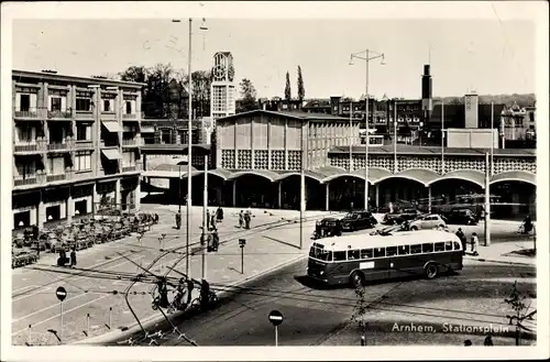 Ak Arnhem Gelderland Niederlande, Stationsplein, Oberleitungsbus, Bahnhof