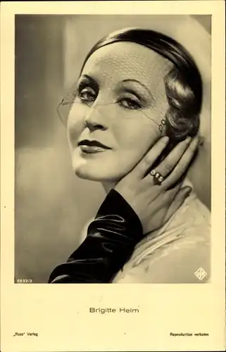 Ak Schauspielerin Brigitte Helm, bekannt aus Metropolis, Portrait mit Schleier, Ross Nr. 6832/2