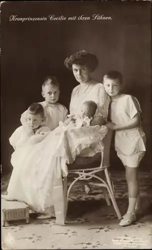 Ak Kronprinzessin Cecilie von Preußen mit Kindern