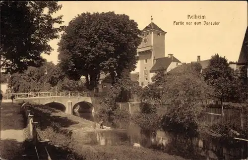 Ak Kelheim an der Donau Niederbayern, Partie vor dem Donautor