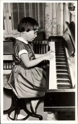 Ak Soestdijk, Prinzessin Marijke am Klavier, Portrait 1955