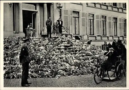 Ak Prinz Bernhard, Königin Juliana der Niederlande, Beatrix, Mann im Rollstuhl