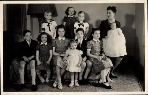 Ak Madame la Comtesse de Paris et les dix Enfants de France, Princesse Isabelle, Prince Henri