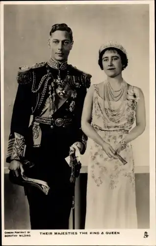 Ak King George VI and Queen Elizabeth, Adel Großbritannien, Portrait, Uniform, Orden