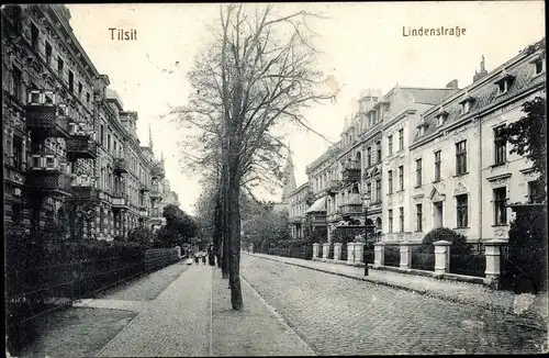 Ak Tilsit Sowetsk Ostpreußen, Wohnhäuser in der Lindenstraße, Anwohner, Kirchturm