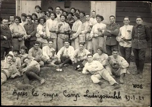 Foto Ak Ludwigswinkel in der Pfalz, Gruppenportrait im Lager, 1927