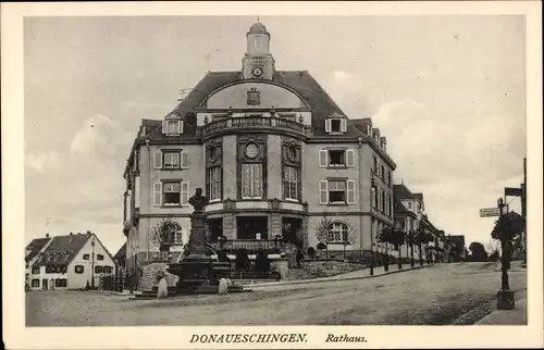 Ak Donaueschingen, Blick auf das Rathaus, Weggabelung