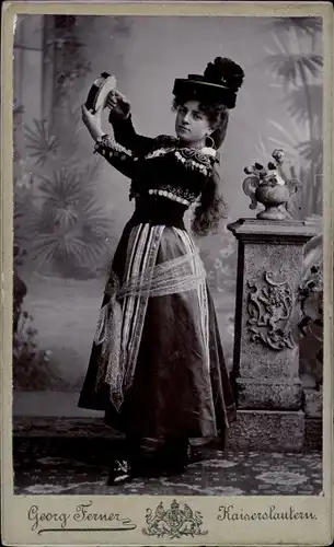 CdV Frauenportrait, Tänzerin in Tracht mit Tamburin