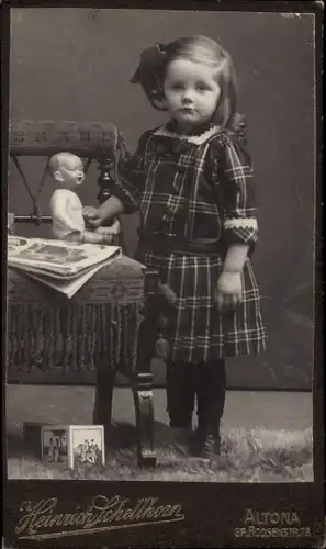 CdV Kinderportrait Selma, Mädchen mit Puppe