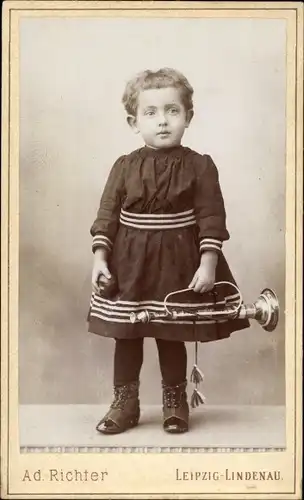 CdV Kinderportrait, Kleinkind mit Trompete